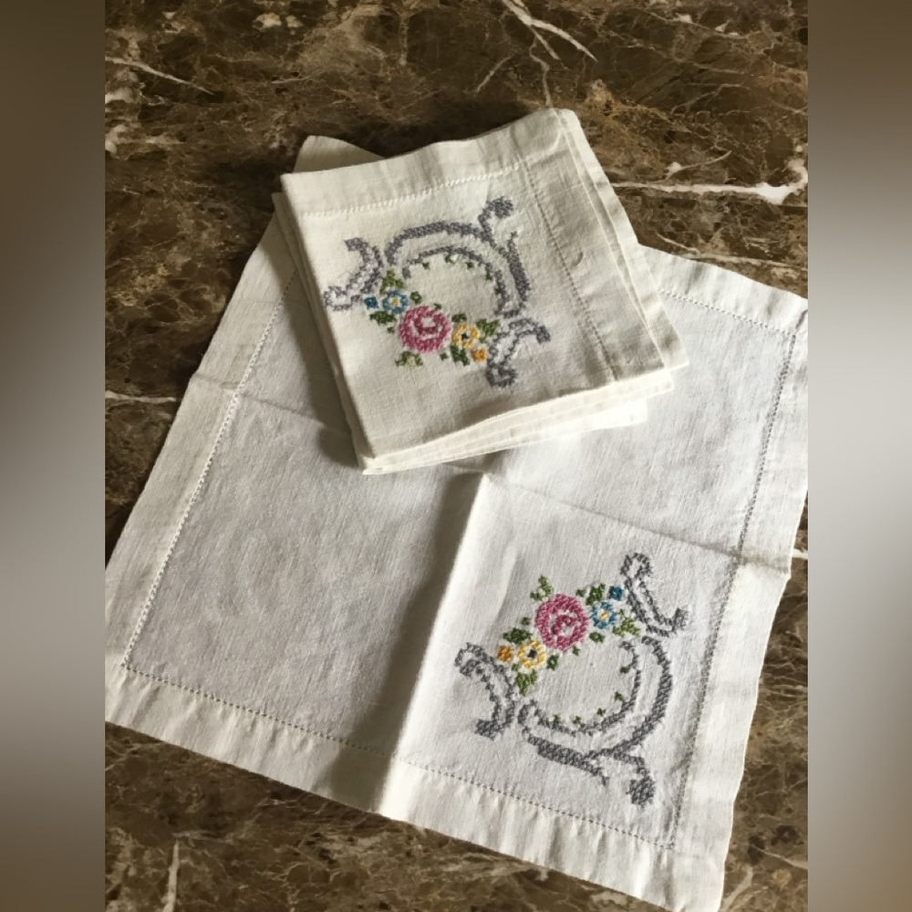 5 Chinoiserie Floral Frame with Monogram Cocktail Napkins